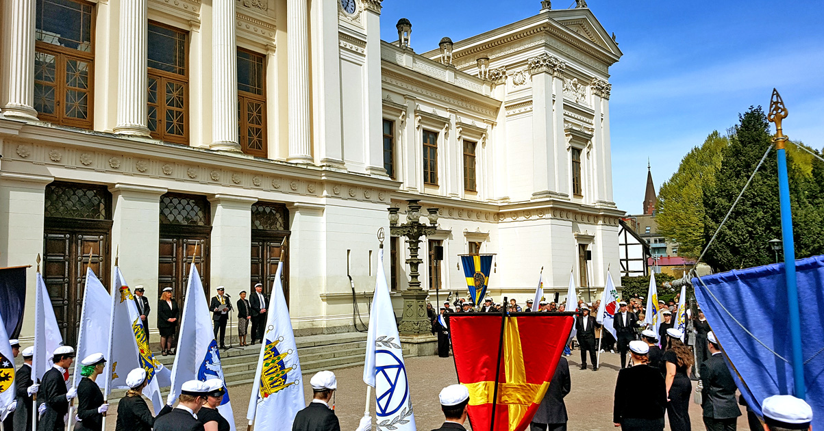 The students honor the Chancellor on University Plaza in Lund