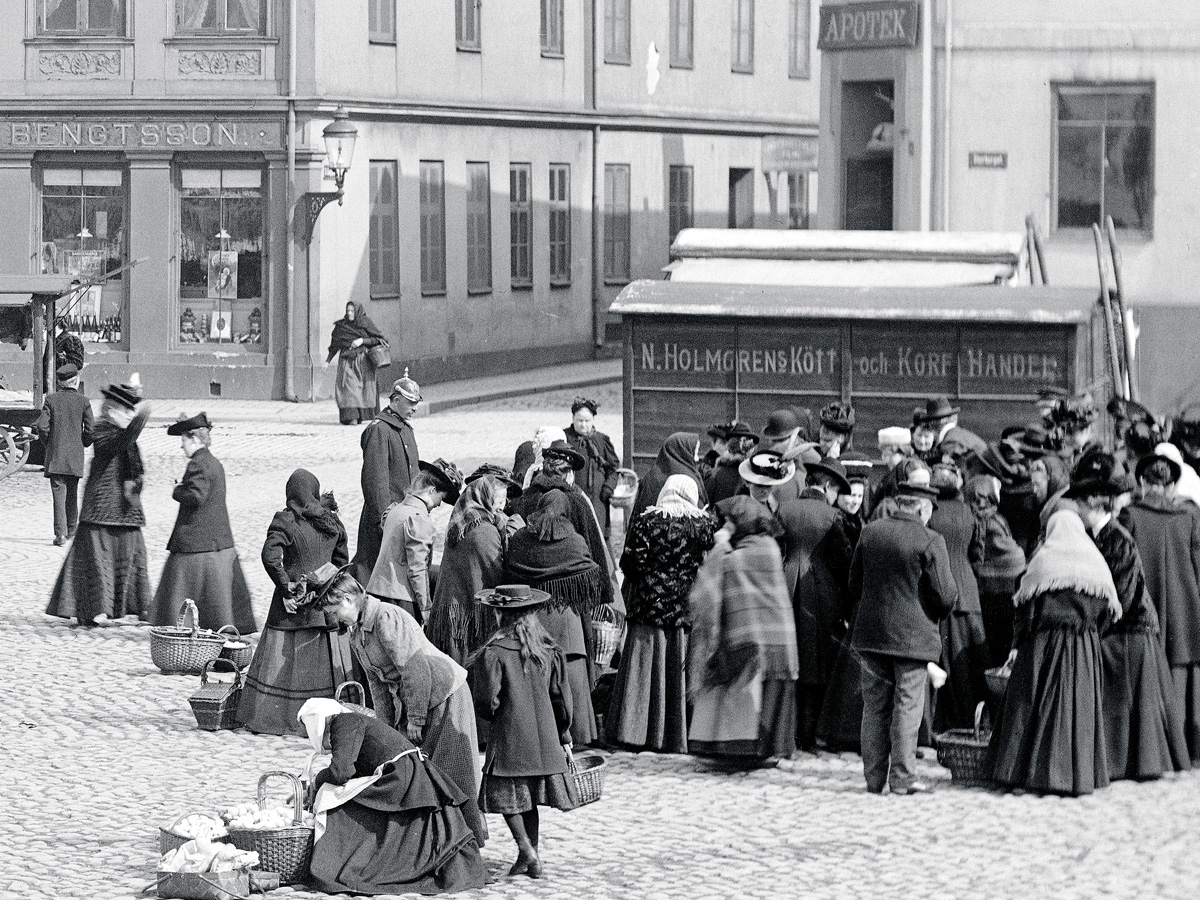 Nils Holmgrens delicatessen (on wheels) at Main Square (Stortorget) in Lund 1907