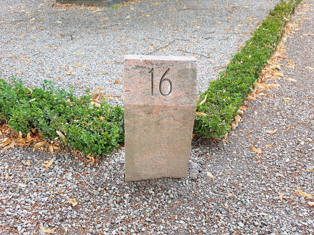 A stone på at the Northern Cemetery that informs about which block you are in