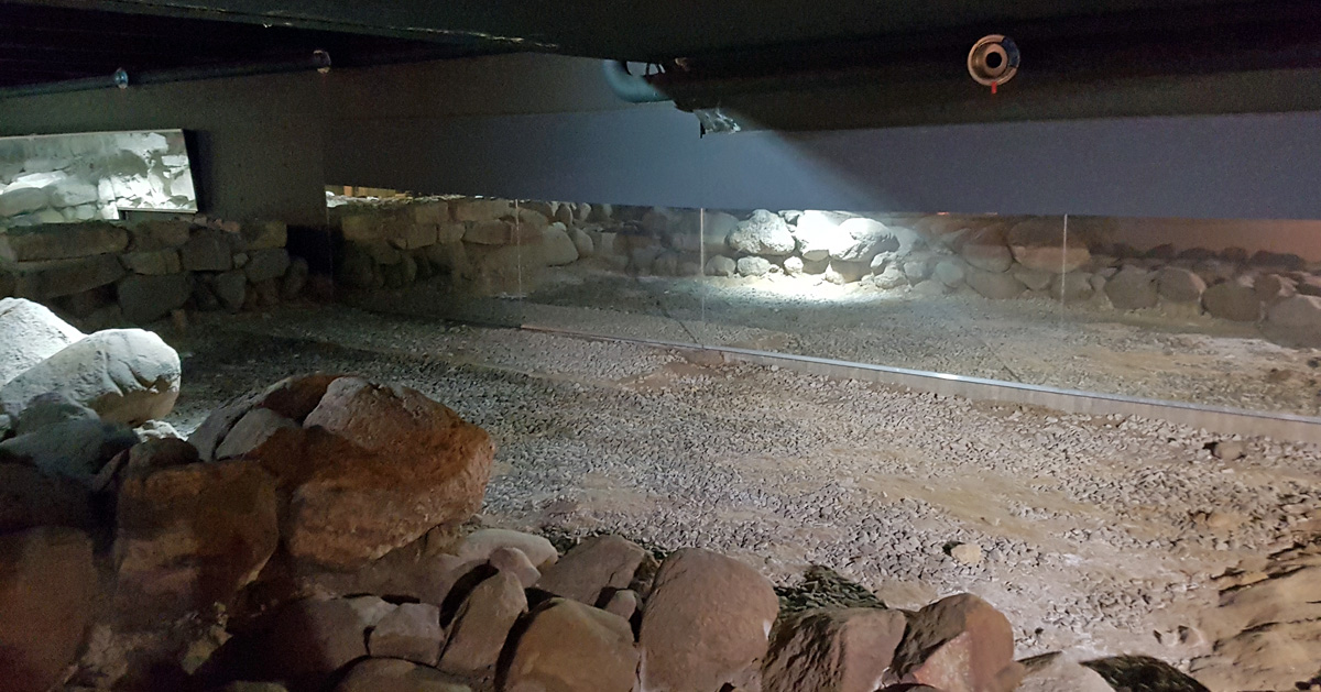 The place where the larger burial chamber was located, under the eastern part of the longhouse in Drotten in Lund