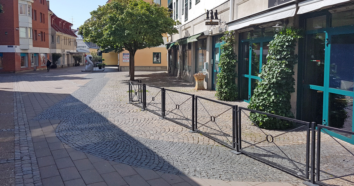 Markings in the pavement at Kattesund for the walls for Drotten church in Lund