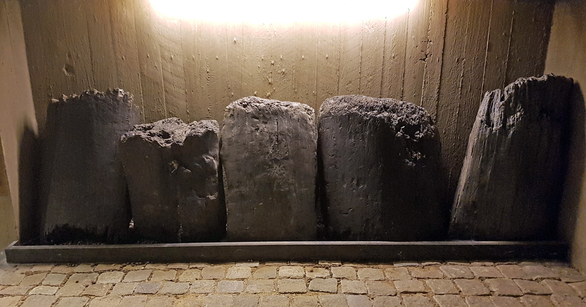 Bevarade rester av stavar från östra kattesundskyrkan i Drottens kyrkoruin i Lund