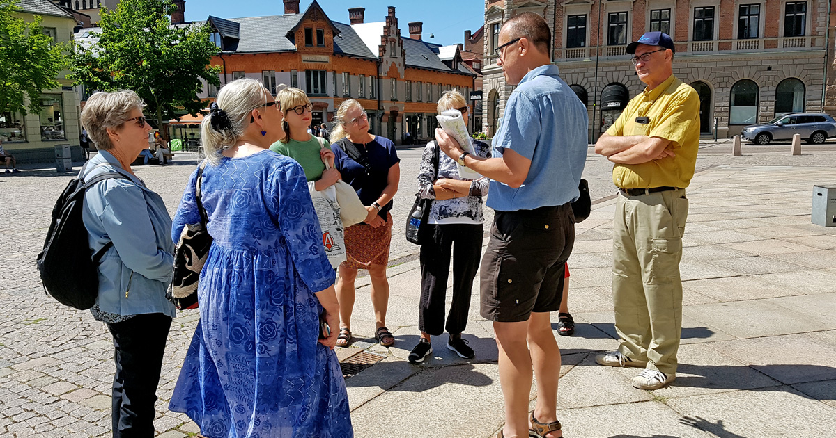 One of the voluntary tourist information Destination Lunds greeters showing Lund