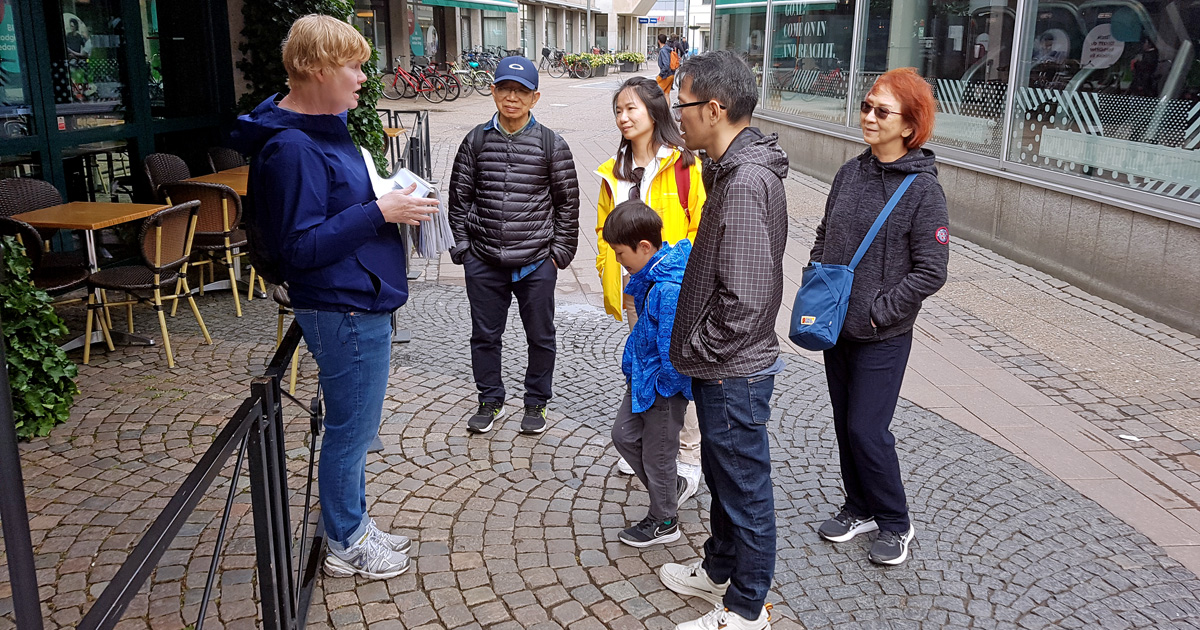 One of the voluntary tourist information Destination Lunds greeters showing Lund